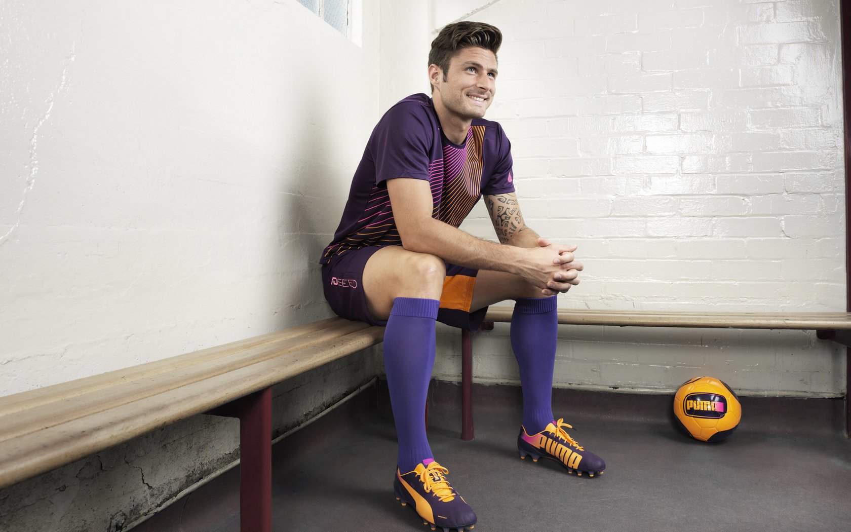 全黑队的突破速度和球员之间的默契配合无与伦比，全黑队战舞